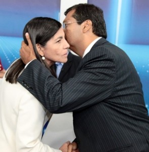 Cumprimento de Flávio e Roseana durante debate em 2010. Imagem republicana é constantemente utilizada pelo grupo Sarney como aliança