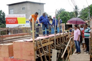 Ponte do Baixão deve ficar pronta em 15 dias, melhorando o acesso para a comunidade.